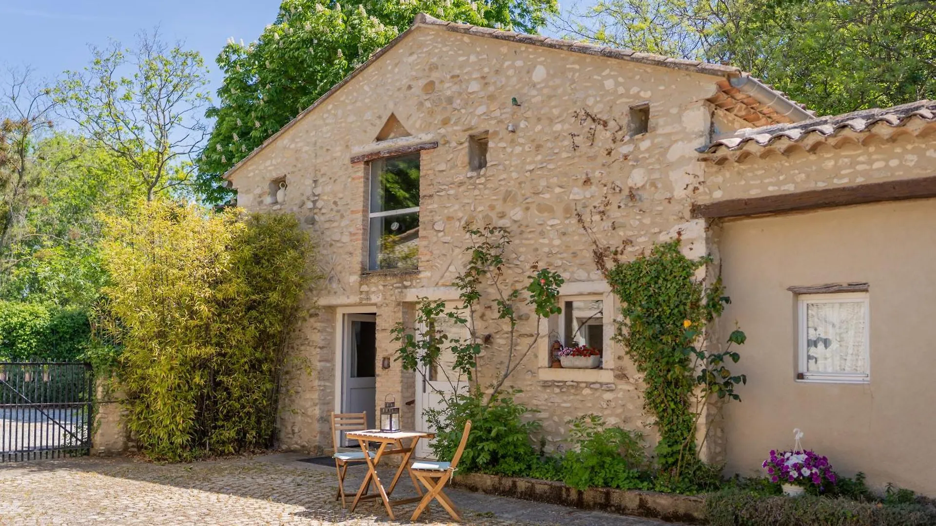 Chateau De Marrets Saint-Gervais-sur-Roubion Bed and Breakfast